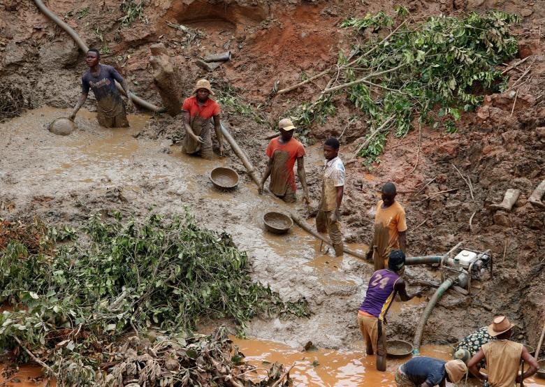 Những người thợ làm việc tại mỏ vàng Makala, Congo.