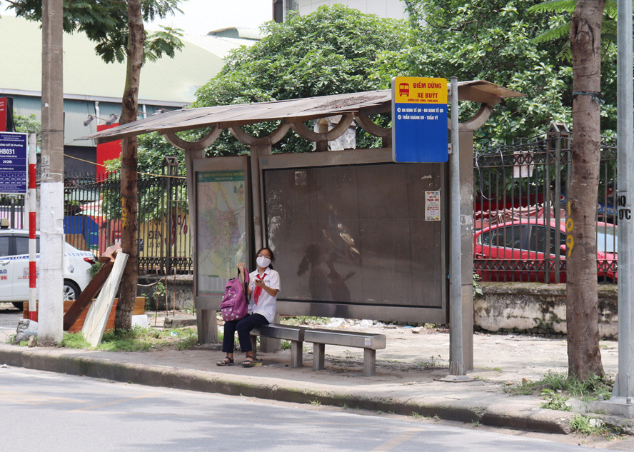Nhiều người dân ngại đi xe buýt vì thiếu nhà chờ xe buýt.