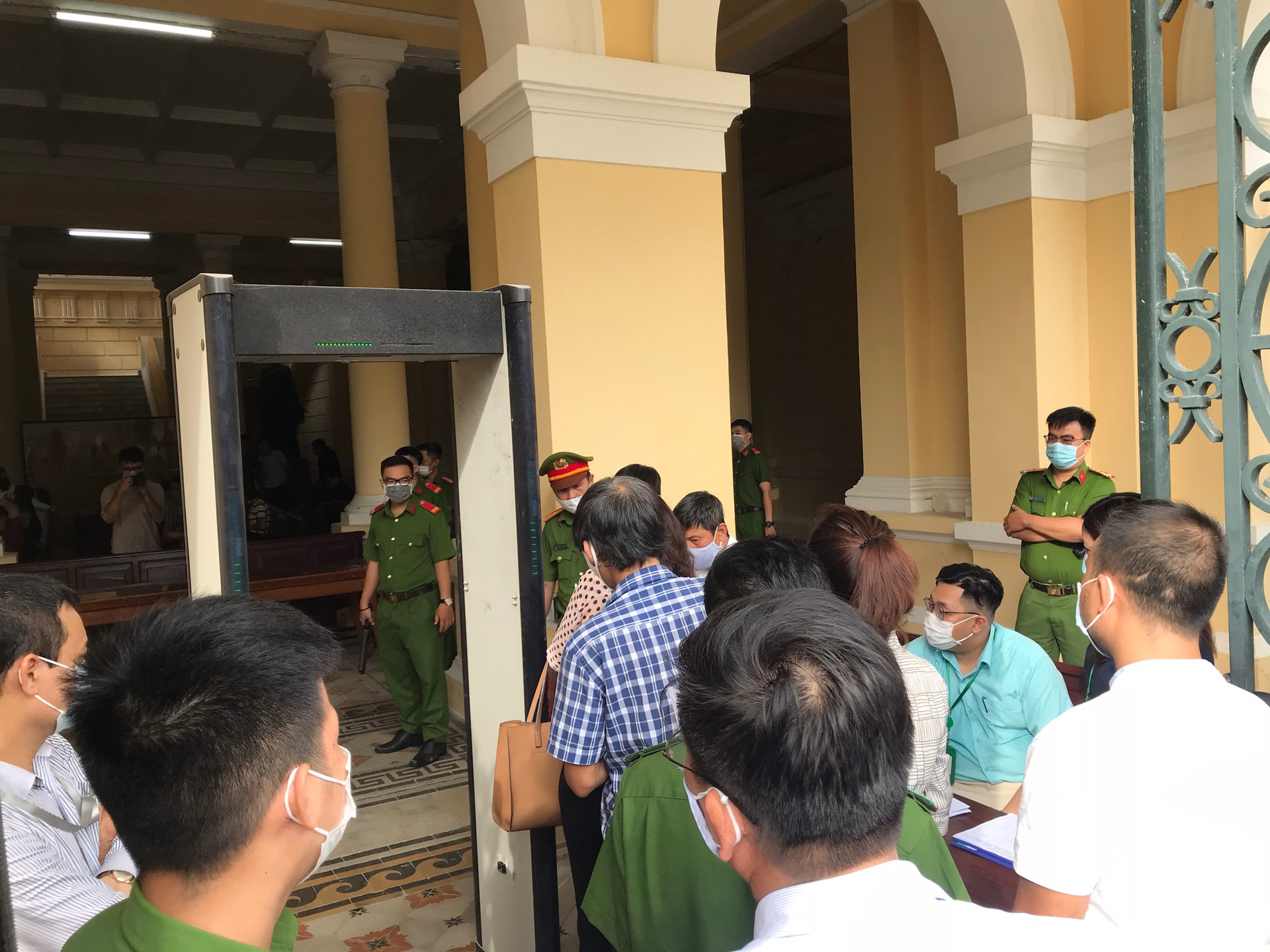 Đến 7h30 vẫn tiếp tục có nhiều người làm thủ tục vào dự phiên khai mạc vụ án liên quan đến đất vàng 8-12 Lê Duẩn, phường Bến Nghé, Quận 1, TP HCM