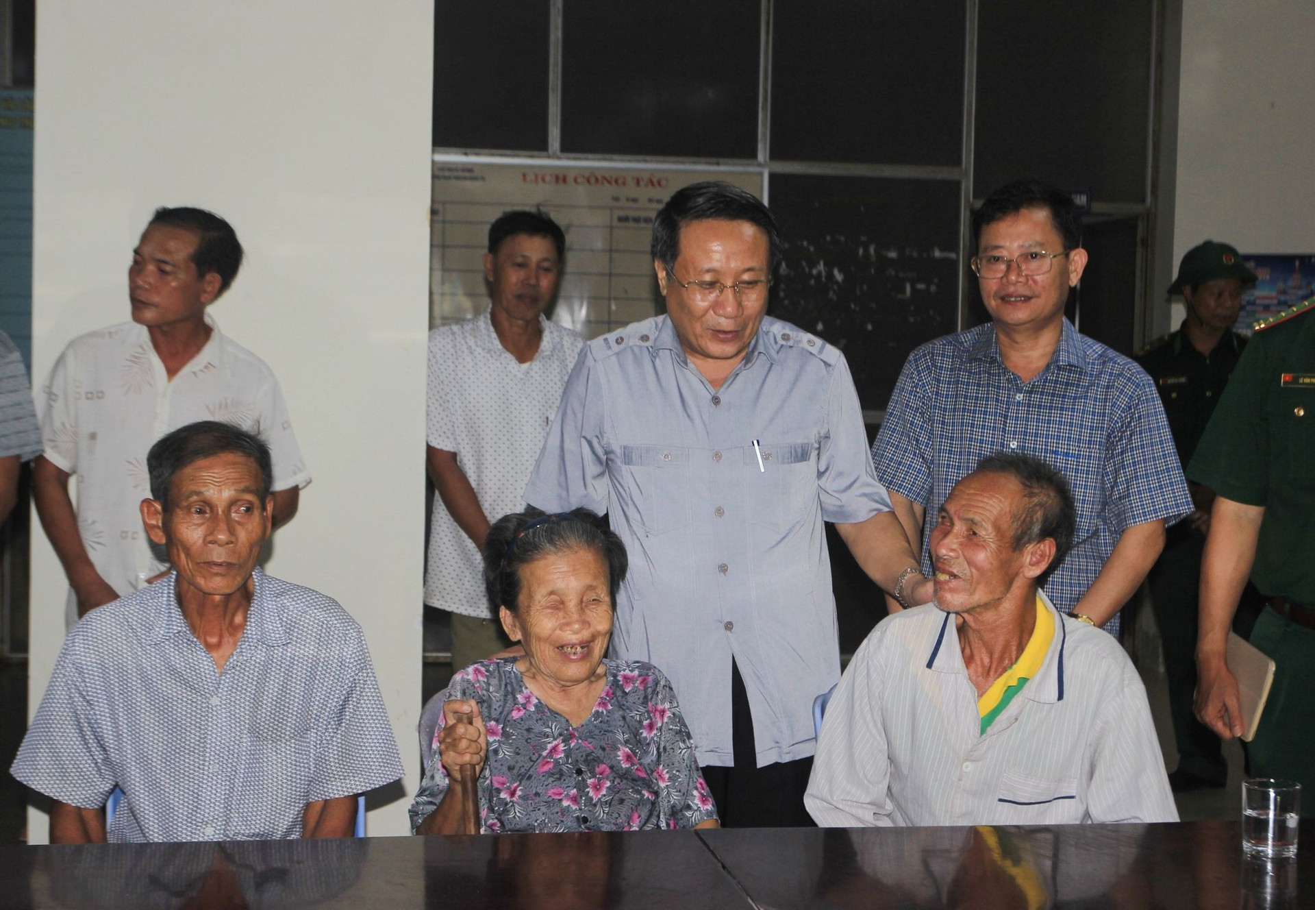 Phó Chủ tịch UBND tỉnh động viên người dân được đưa đến nơi trú bão tại Cửa Việt.