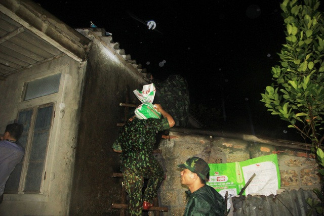 Bộ đội Biên phòng giúp dân chằng chống nhà cửa trong đêm.