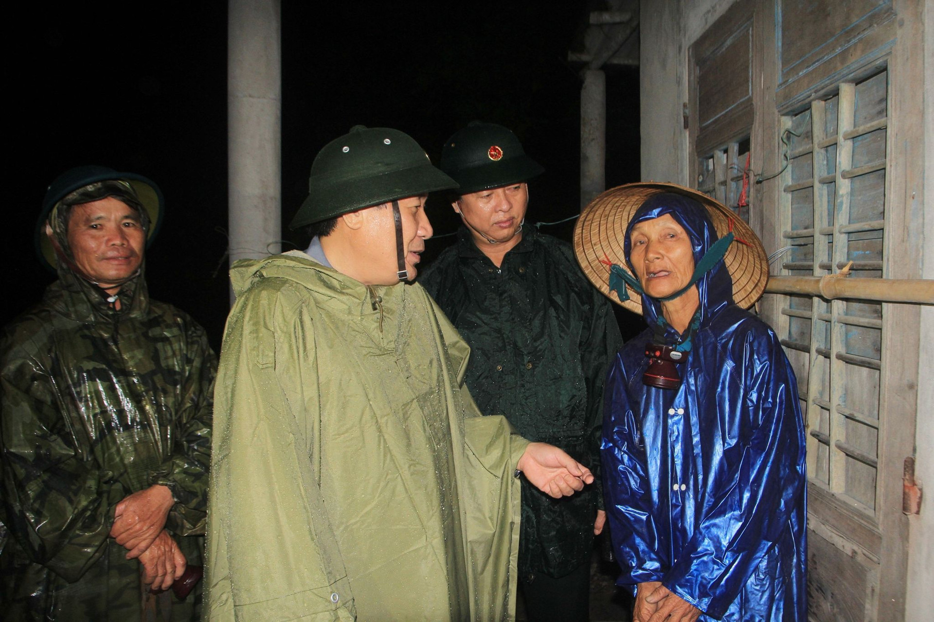 Ông Hà Sỹ Đồng động viên người dân thực hiện các biện pháp an toàn chống bão.