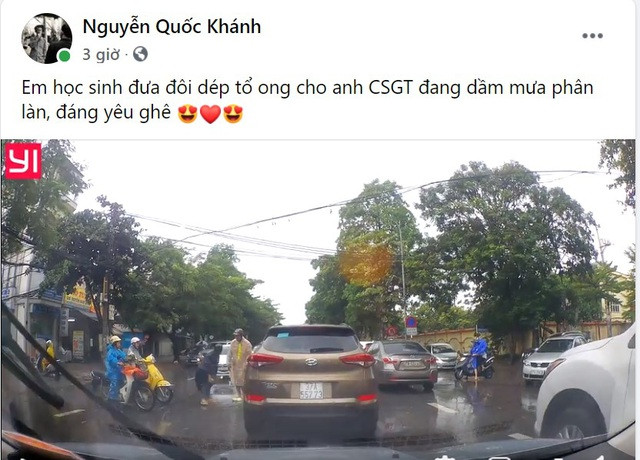 Hình ảnh em học sinh tặng dép cho đồng chí CSGT làm việc giữa mưa bão được anh Khánh ghi lại và đưa lên mạng xã hội.