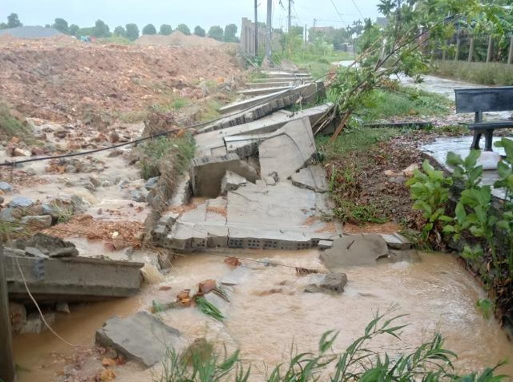 Bão số 5 và hoàn lưu sau bão làm gãy đổ tường nhà dân ở phường Thạch Linh, TP Hà Tĩnh.