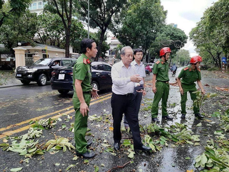 Chủ tịch UBND Thừa Thiên-Huế Phan Ngọc Thọ kiểm tra tình hình sau bão.