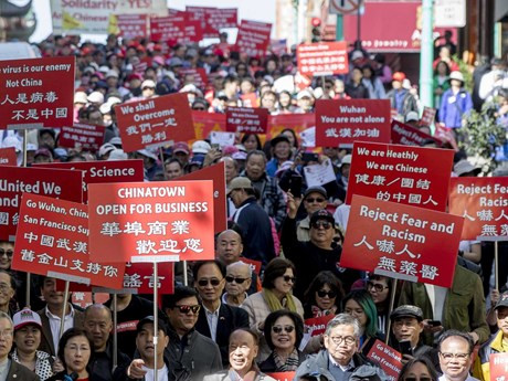Người Mỹ gốc Hoa biểu tình phản đối hành vi kỳ thị Trung Quốc do COVID-19. (Ảnh: The Chronicle).