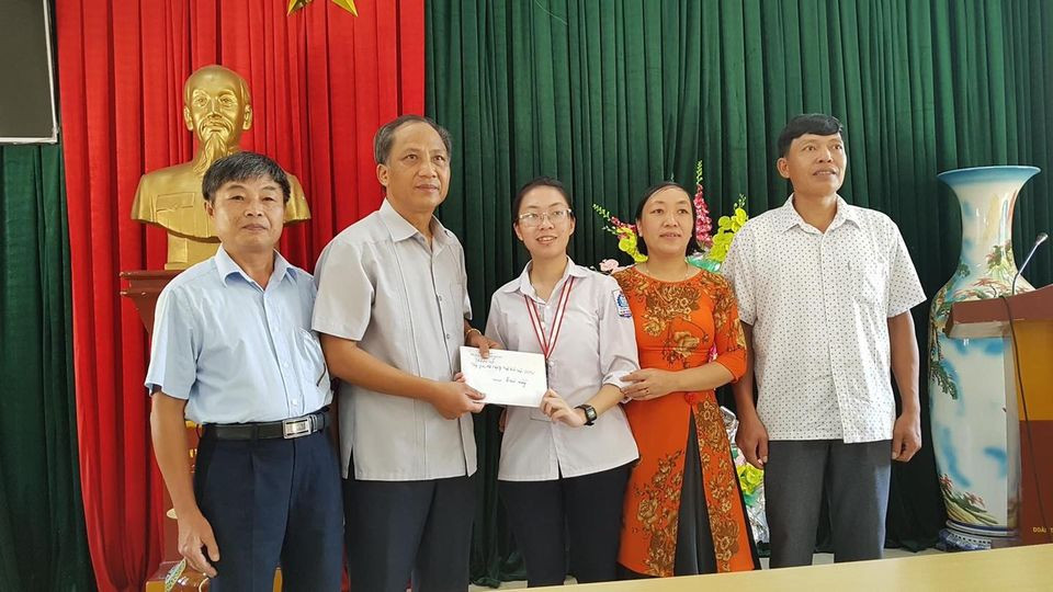 Trước đó, lãnh đạo nhà trường và Sở GD&ĐT tỉnh Ninh Bình đã trao những phần quà nhỏ cho Hằng trước ngày lên đường ra Hà Nội