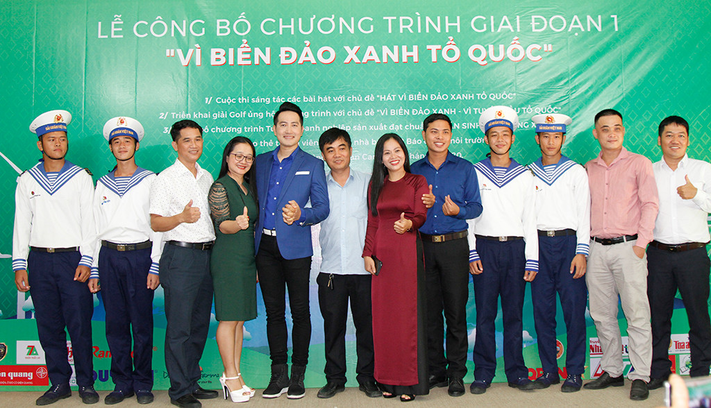 Ban Tổ chức, ca sĩ Nguyễn Phi Hùng – Đại sứ chương trình “Vì biển đảo xanh Tổ quốc” và các chiến sĩ hải quân tại lễ phát động chương trình.