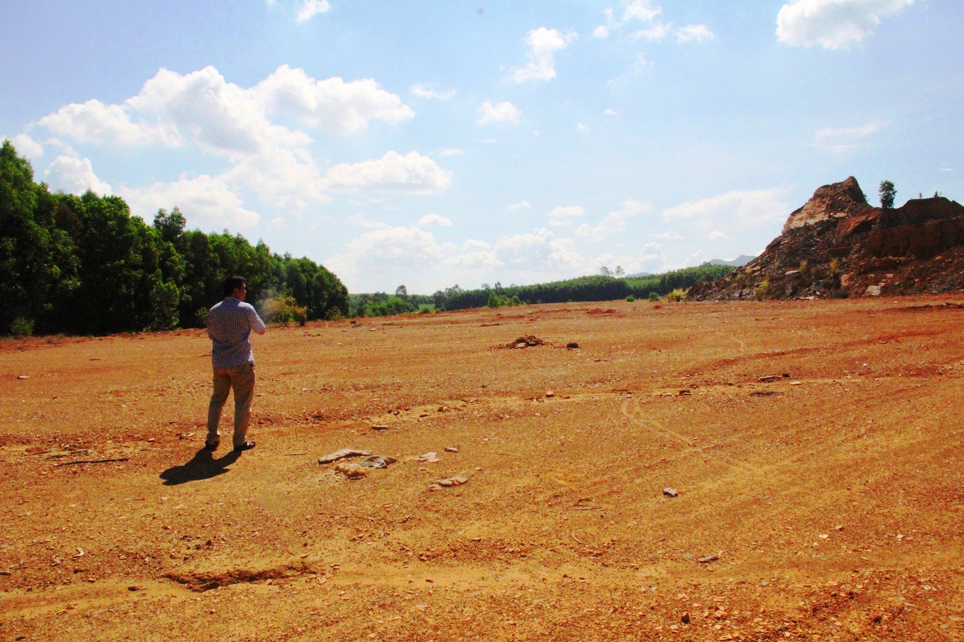 CCN Tam Mỹ Tây bỏ hoang sau khi lấy đi hàng triệu mét khối đất.