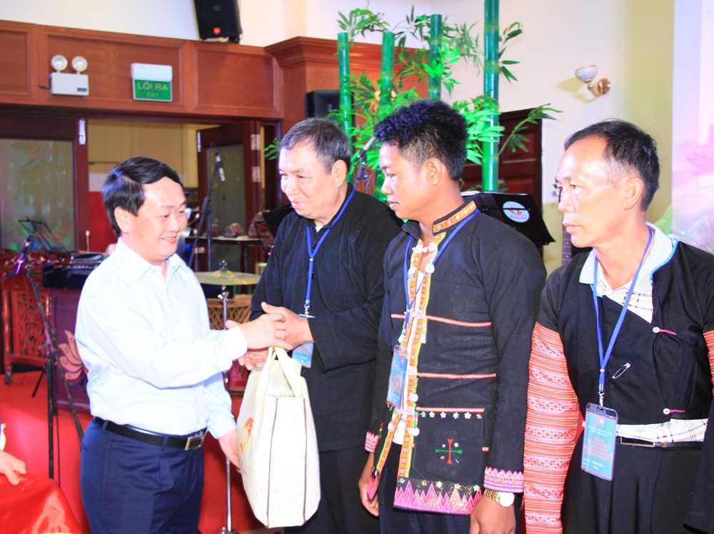 Phó Chủ tịch – Tổng Thư ký UBTƯMTTQ Việt Nam Hầu A Lềnh trao quà cho các Già làng, Trưởng bản tại buổi giao lưu.