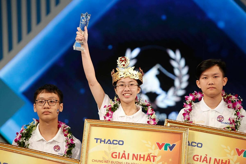 Nữ sinh Nguyễn Thị Thu Hằng trên bục nhận giải thưởng. (Nguồn: Fanpage Đường lên đỉnh Olympia)