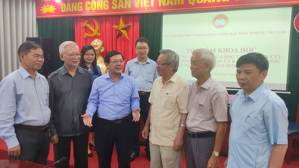 Chú thích là PCT Nguyễn Hữu Dũng trao đổi với các đại biểu tại buổi Toạ đàm.