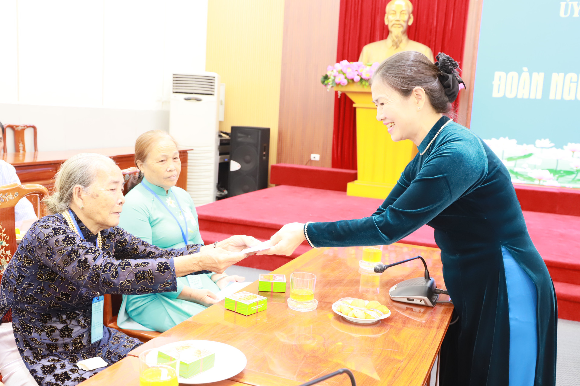 Phó Chủ tịch Trương Thị Ngọc Ánh tặng quà cho người có công