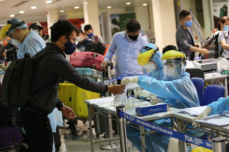  Làm thủ tục khai báo y tế tại sân bay Tân Sơn Nhất trong thời điểm cao điểm chống dịch