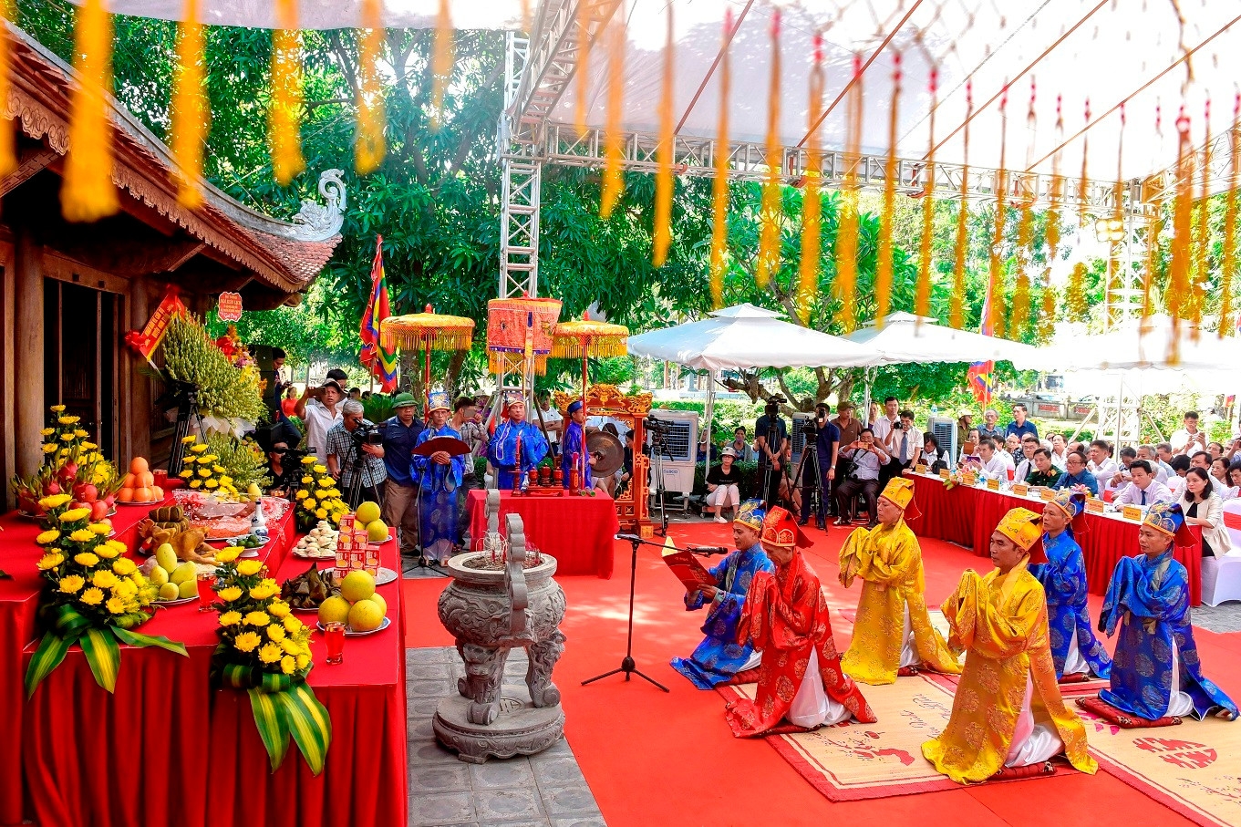 Lễ giỗ lần thứ 200 của Đại thi hào Nguyễn Du được tổ chức trang nghiêm, thành kính.