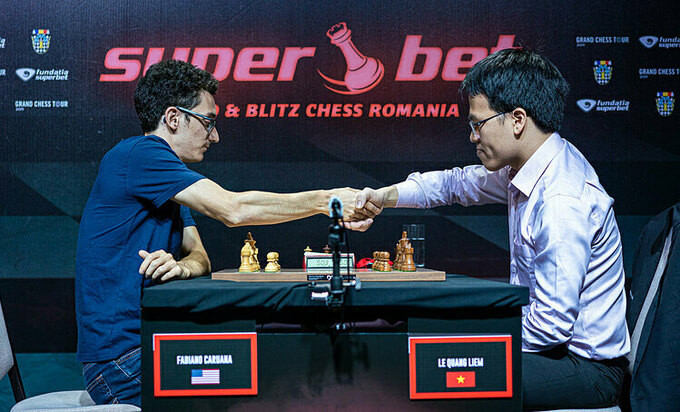 Quang Liêm (phải) từng thắng Caruana ở giải cờ nhanh chớp Grand Chess Tour ở Romania năm 2019. Ảnh: Lennart Ootes.