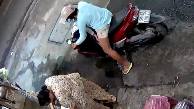 Hình ảnh từ camera ghi rõ BKS xe tay ga của người phụ nữ. Ảnh cắt từ clip.
