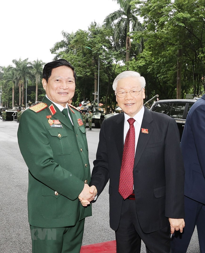  Đại tướng Ngô Xuân Lịch đón Tổng Bí thư, Chủ tịch nước Nguyễn Phú Trọng. (Ảnh: Trí Dũng/TTXVN)