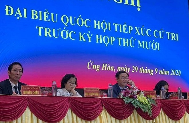 Bí thư Thành ủy Hà Nội Vương Đình Huệ gọi điện thoại trao đổi việc cử tri nêu ngay tại buổi tiếp xúc