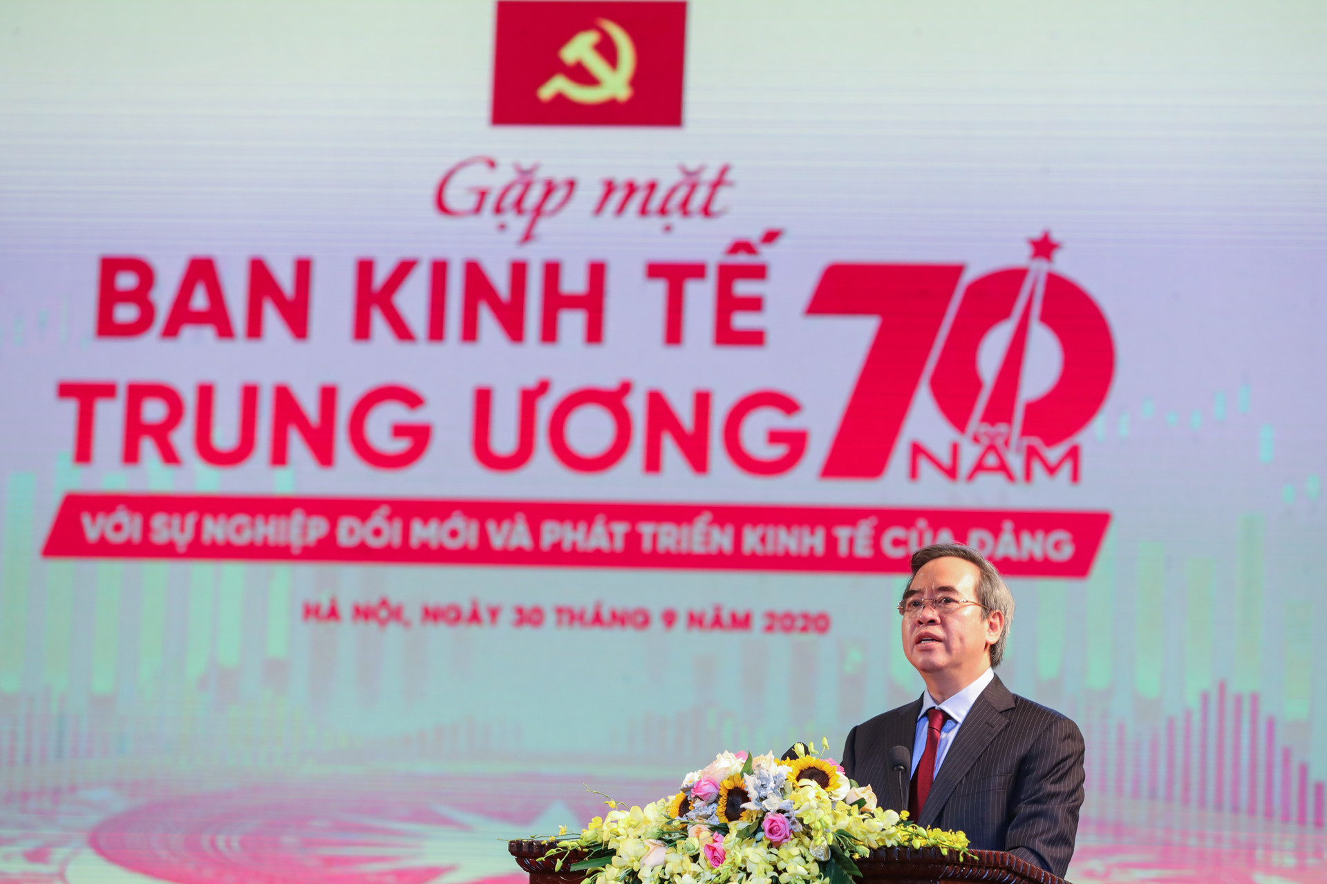 Trưởng Ban Kinh tế Trung ương Ngueyenx văn Bình ôn lại truyền thống 70 năm qua- Ảnh: Quang Vinh