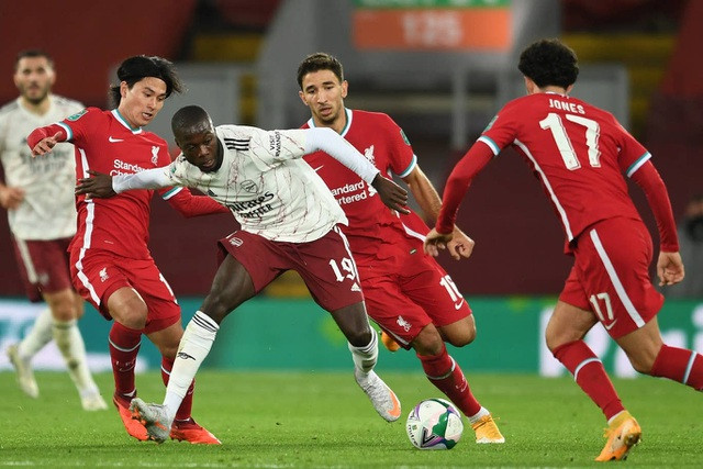 Ba cầu thủ của Liverpool vây chặn Pepe.