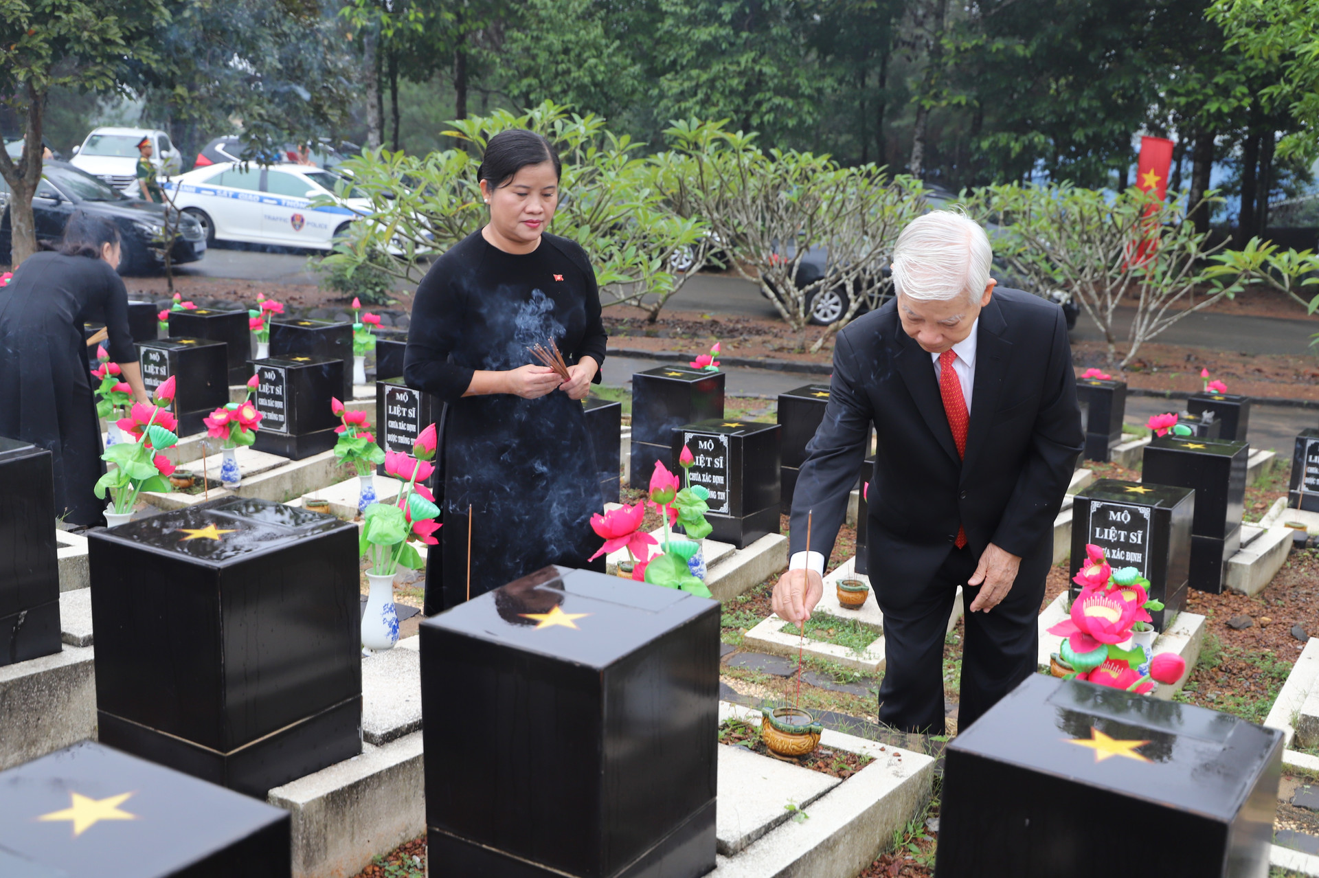 Nguyên Chủ tịch nước Nguyễn Minh Triết thắp hương bên phần mộ liệt sĩ tại nghĩa trang.