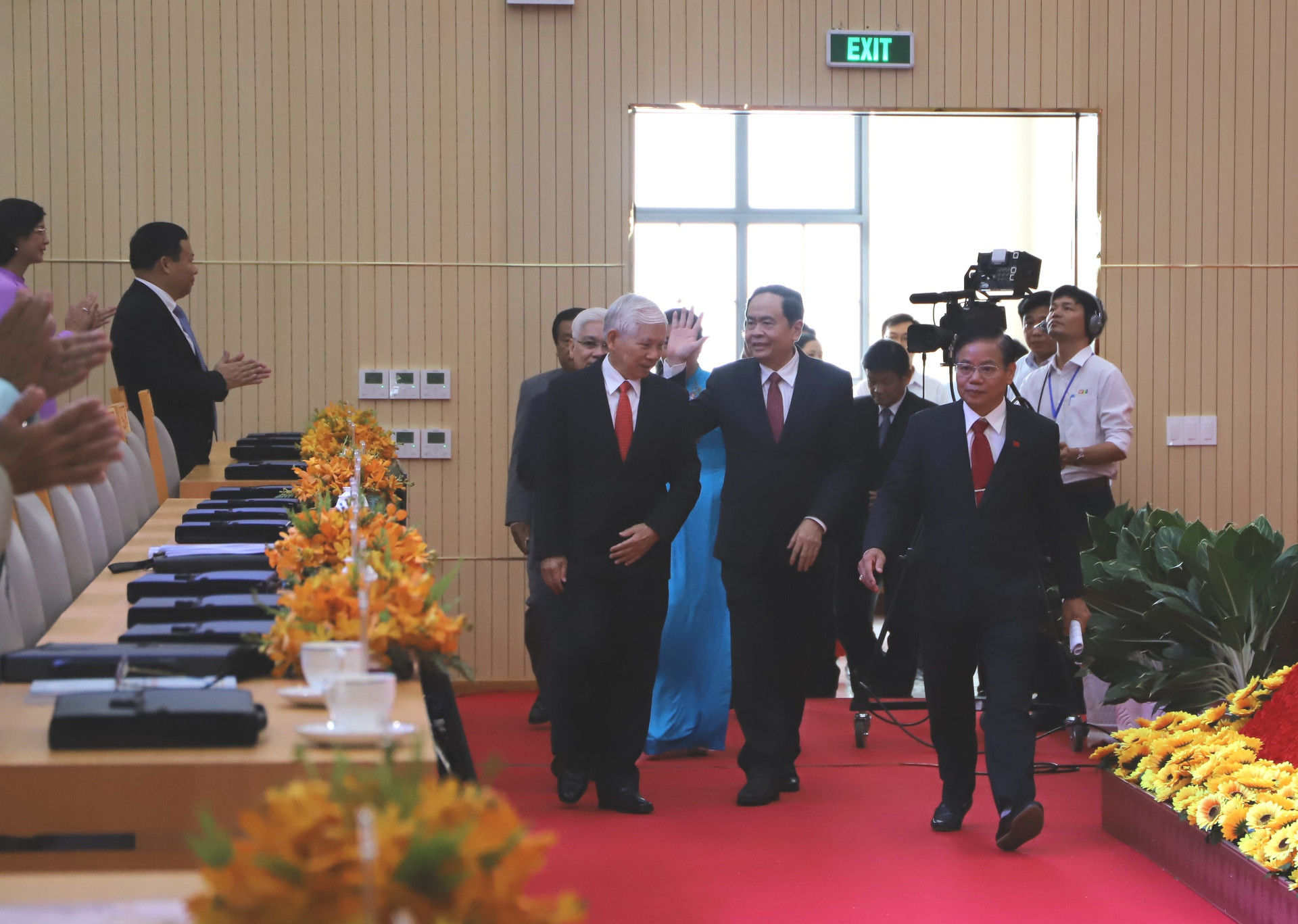Lãnh đạo Đảng, Nhà nước, Mặt trận Tổ quốc Việt Nam tới dự đại hội.