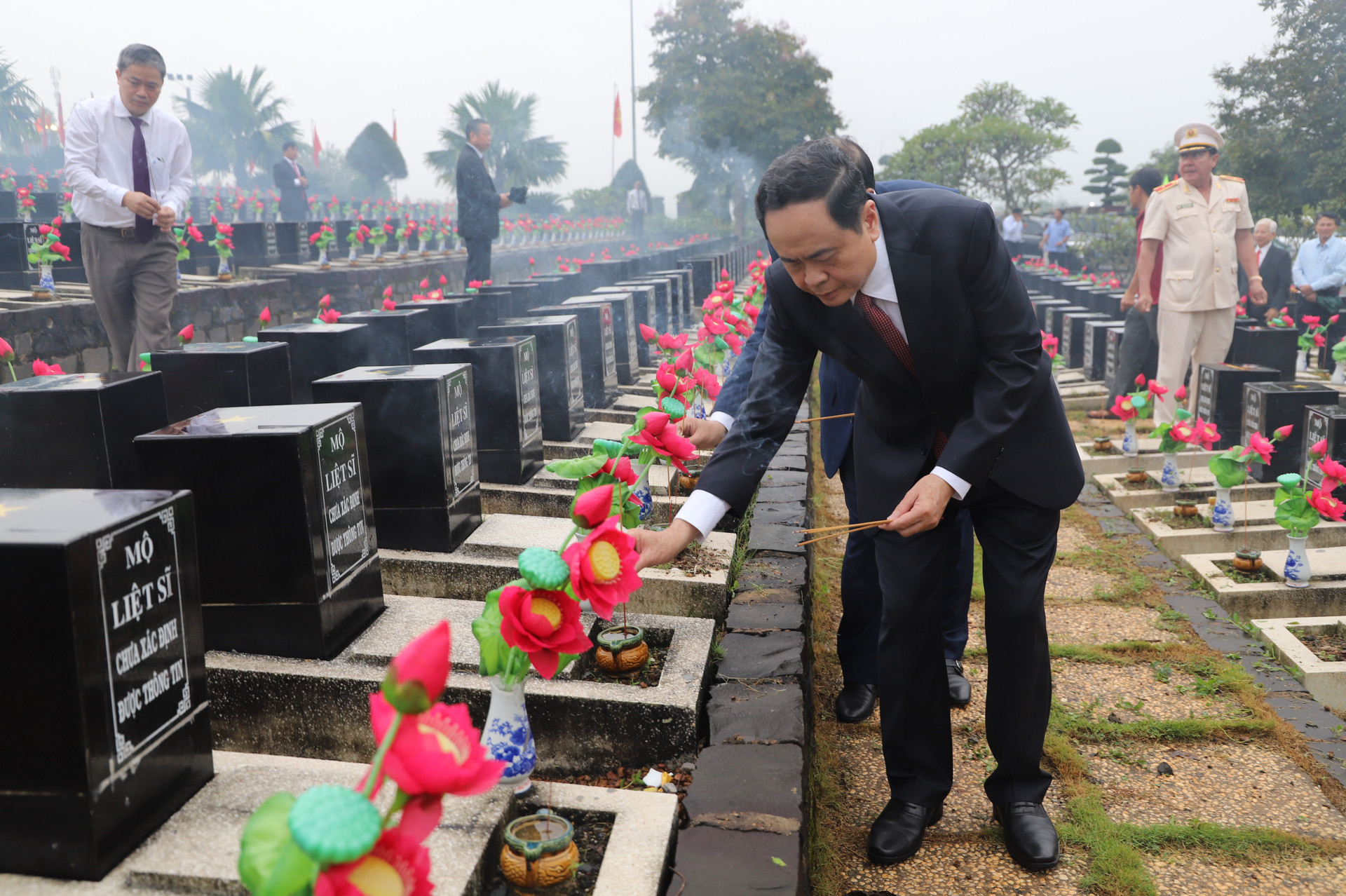 Chủ tịch Trần Thanh Mẫn thắp hương tưởng nhớ công lao các anh hùng liệt sỹ.