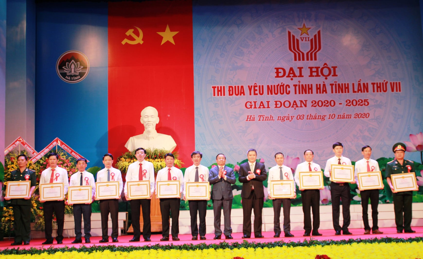 Chủ tịch UBND tỉnh Hà Tĩnh Trần Tiến Hưng trao tặng bằng khen cho các tập thể tiêu biểu.