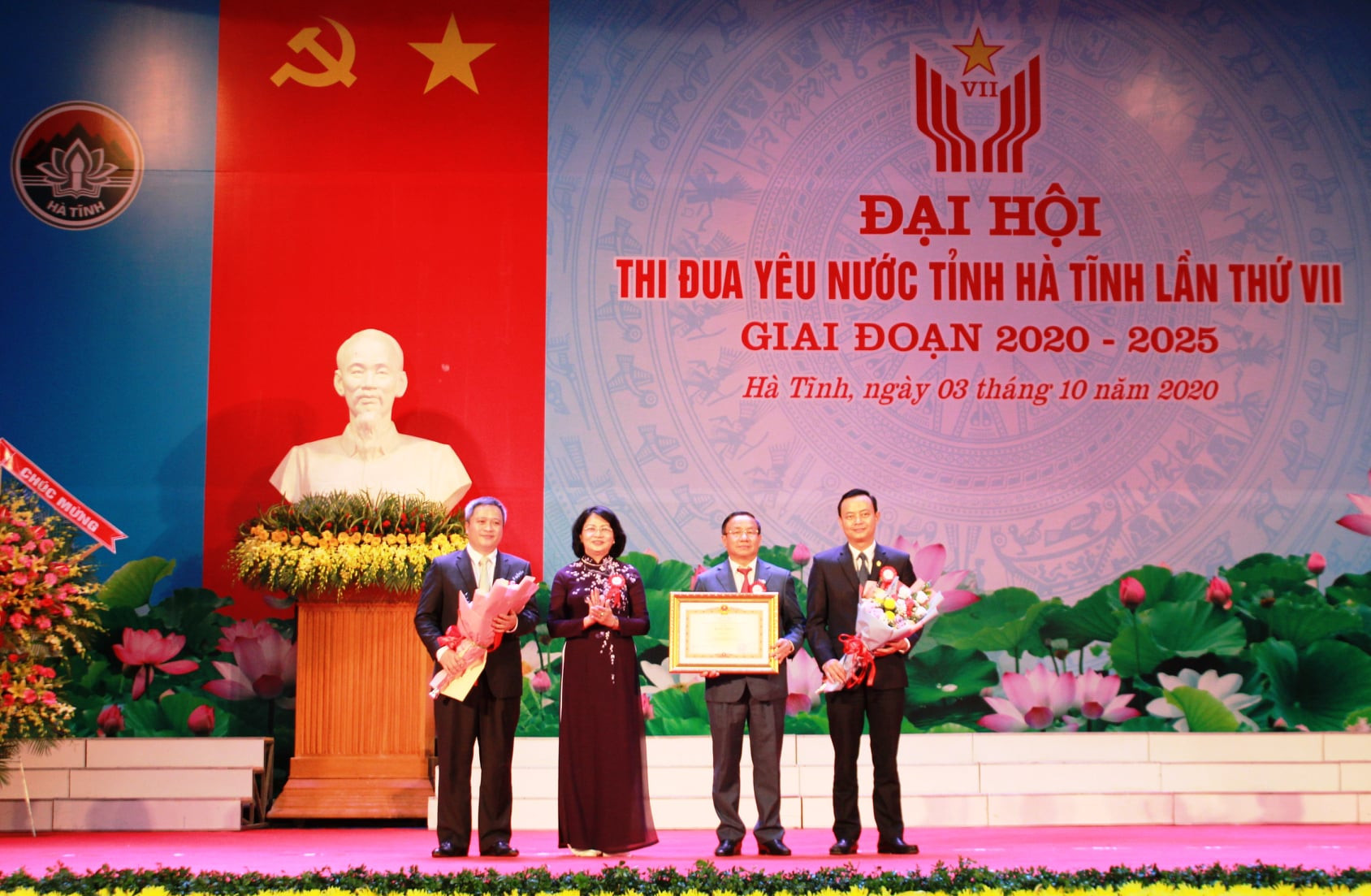 Đại diện cho Đảng bộ, chính quyền và Nhân dân tỉnh Hà Tĩnh nhận bằng khen của Thủ tướng Chính phủ do Phó Chủ tịch nước Đặng Ngọc Thịnh trao tặng.