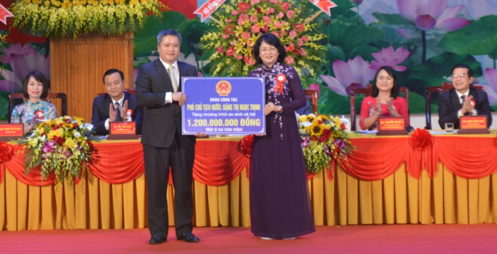 Phó Chủ tịch nước trao tặng Hà Tĩnh 1,2 tỷ đồng.