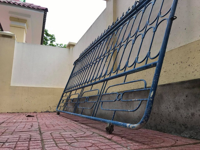 Chiếc cổng đổ sập đã làm cho một học sinh bị thương phải đưa vào viện băng bó.