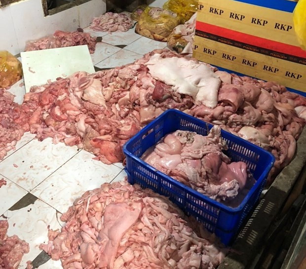 Sản phẩm thịt lợn bốc mùi hôi thối tại hiện trường. Ảnh: TTXVN.