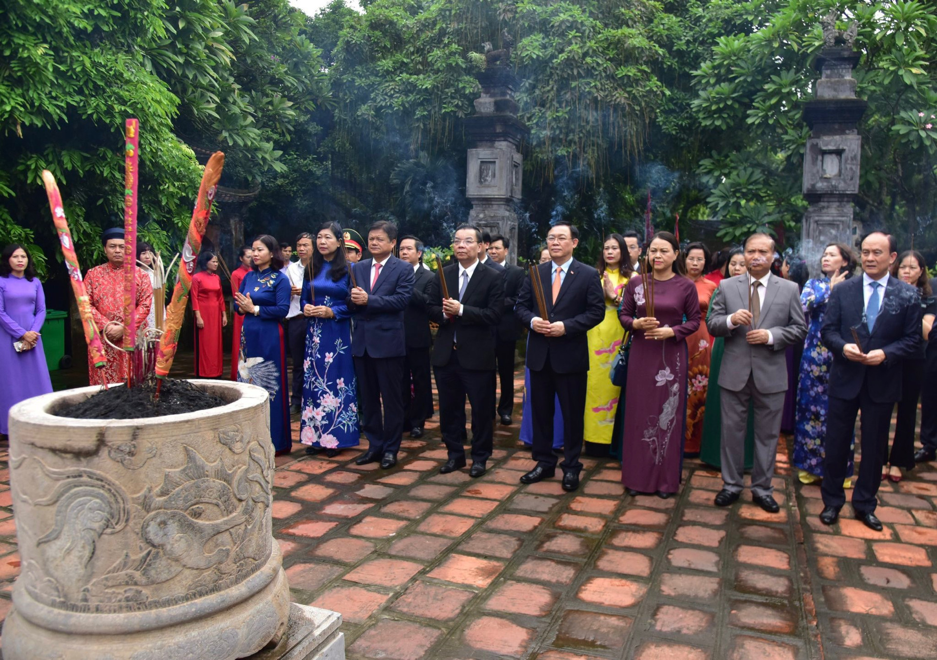 Đoàn đại biểu Hà Nội do Phó Bí thư Ngô Thị Thanh Hằng dẫn đầu dâng hương tại đền Đô