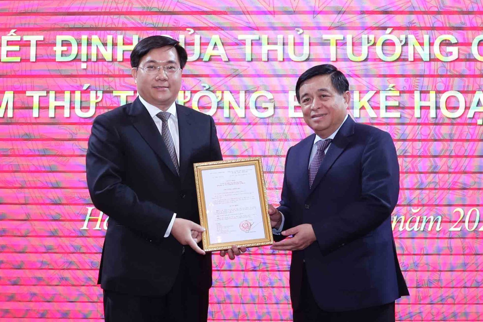 Bộ trưởng Nguyễn Chí Dũng trao quyết định cho ông Trần Duy Đông. Nguồn: Vietnamnet.