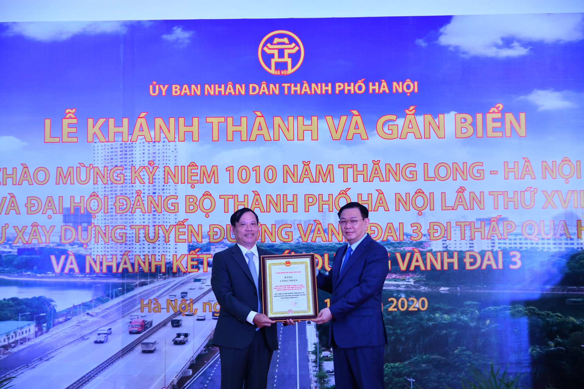 Bí thư Thành ủy Hà Nội Vương Đình Huệ trao giấy chứng nhận gắn biển công trình