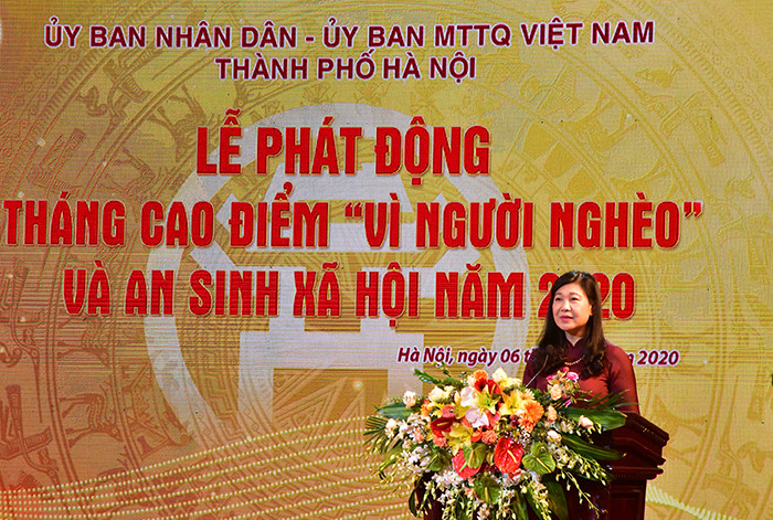 Bà Nguyễn Lan Hương, Chủ tịch UBMTTQ thành phố phát biểu tại lễ phát động. 