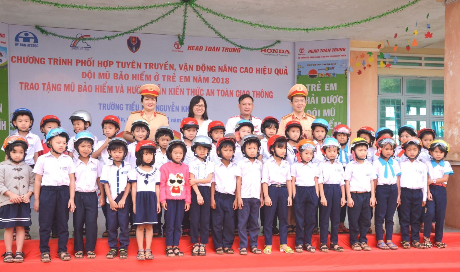 Trao tặng mũ bảo hiểm cho các em học sinh trường Tiểu họcNguyễn Khuyến, TP Pleiku