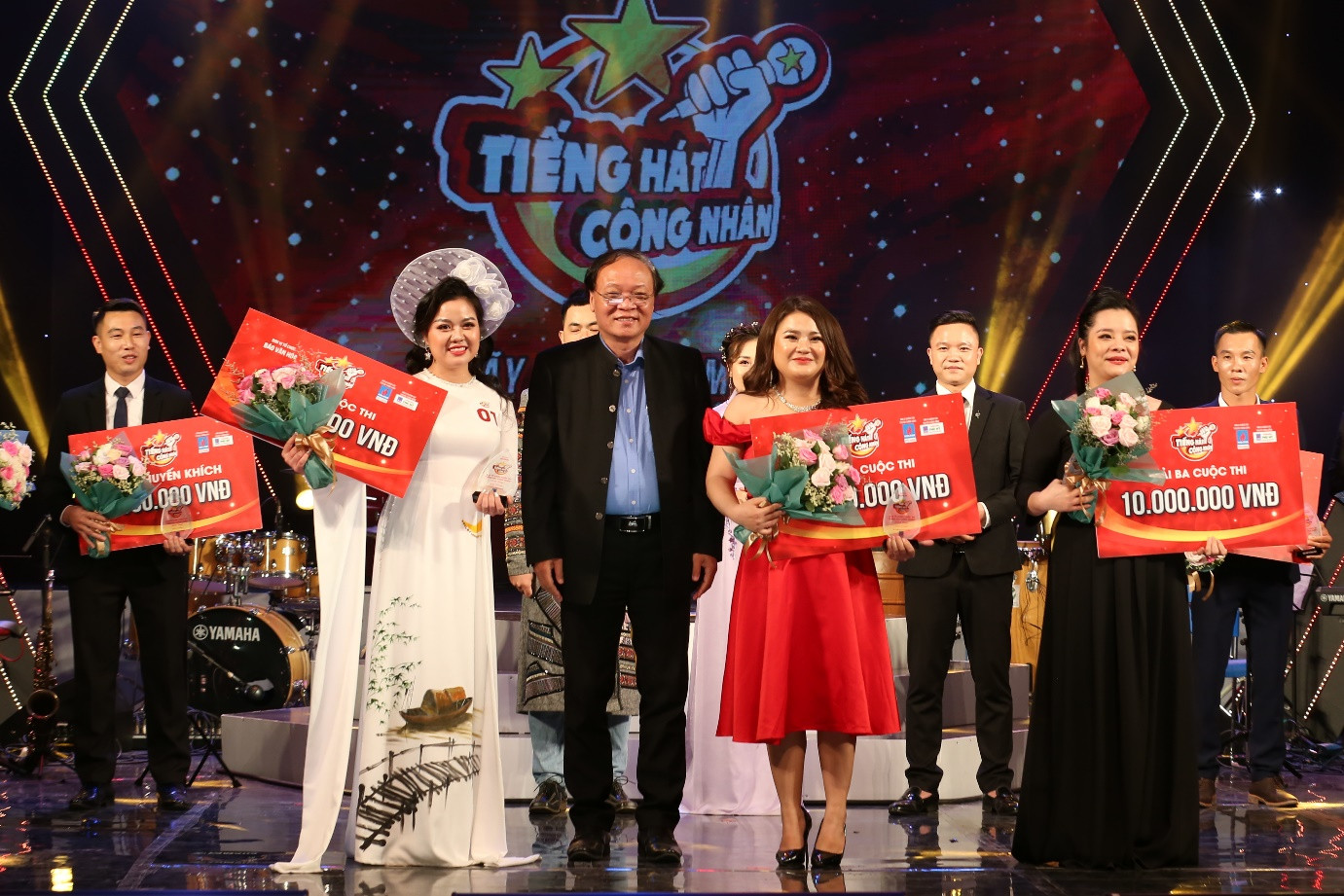 NSND Phạm Ngọc Khôi – Phó Chủ tịch Hội Nhạc sĩ Việt Nam trao giải cho các thí sinh đoạt giải Ba.