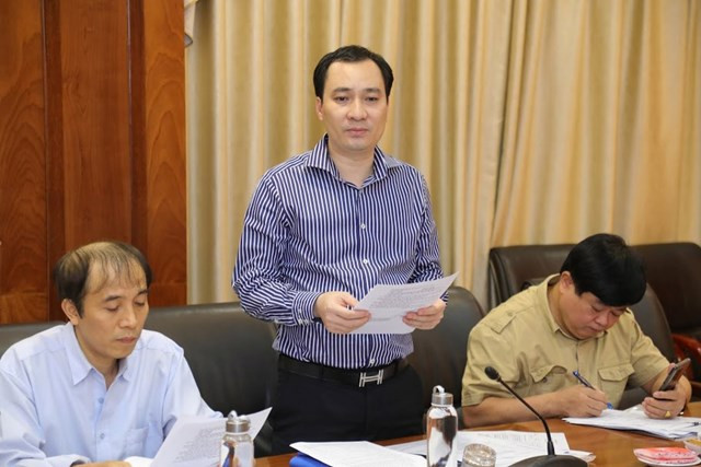 Ông Vũ Văn Tiến, Trưởng ban Tuyên giáo, UBTƯ MTTQ Việt Nam trình bày báo cáo kết quả tuyển chọn sơ khảo tại cuộc họp. Ảnh: Quang Vinh.
