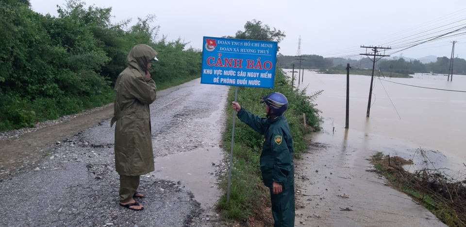 Nhiều tuyến đường ở huyện miền núi Hương Khê bị ngập, người dân bị chia cắt cục bộ.