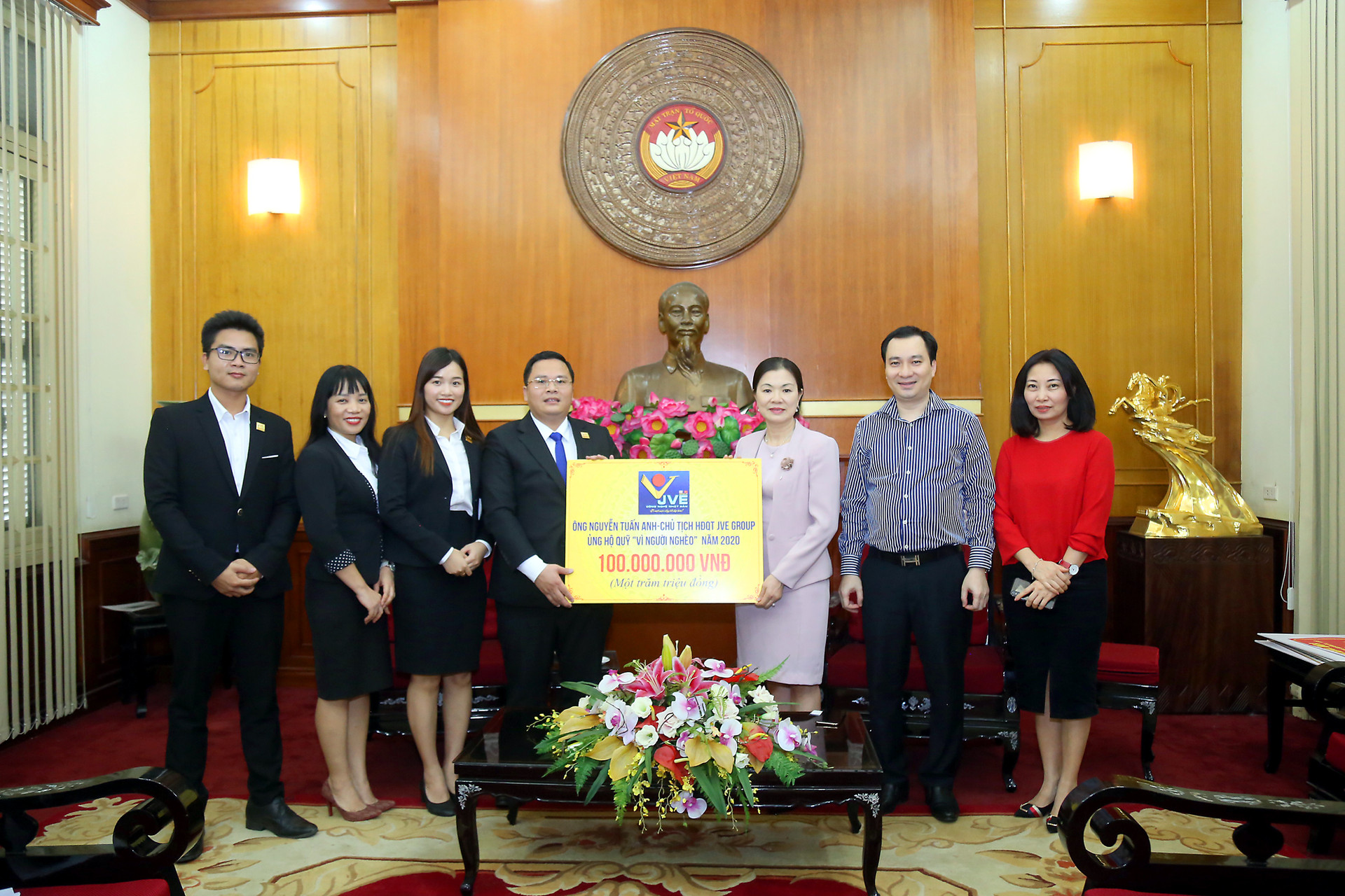 Bà Trương Thị Ngọc Ánh tiếp nhận ủng hộ Quỹ “Vì người nghèo”.