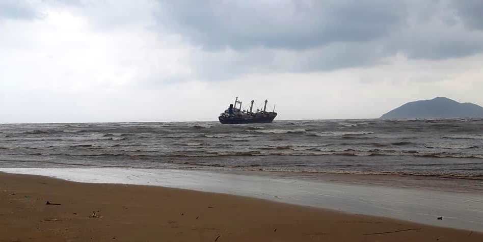 Chiếc tàu tải trọng 950 tấn gặp nạn cách bờ biển khoảng 200 m.