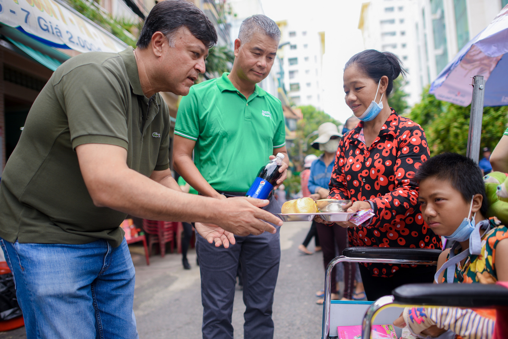 Ông Jahanzed Khan – TGĐ Suntory Pepsi Việt Nam trao phần cơm ấm áp tình người cho người lao động