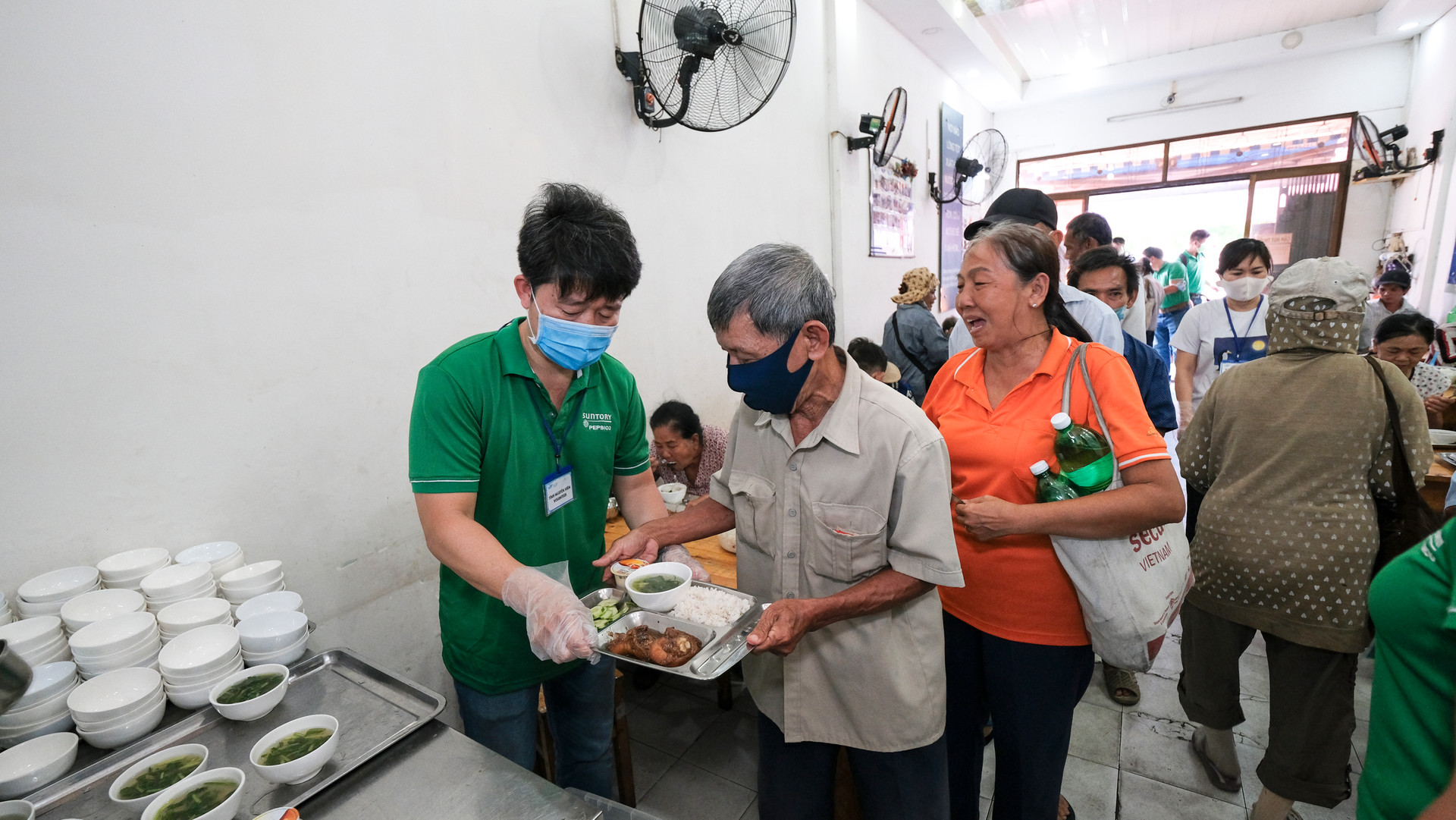 82 tình nguyện viên và cán bộ Suntory Pepsi Việt Nam đã tham gia chuỗi chương trình ý nghĩa này