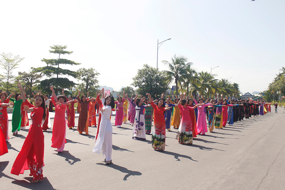 Mở đầu màn diễu hành là tiết mục dân vũ ấn tượng, mang đậm nét văn hóa đặc trung của từng vùng miền của Quảng Ninh.