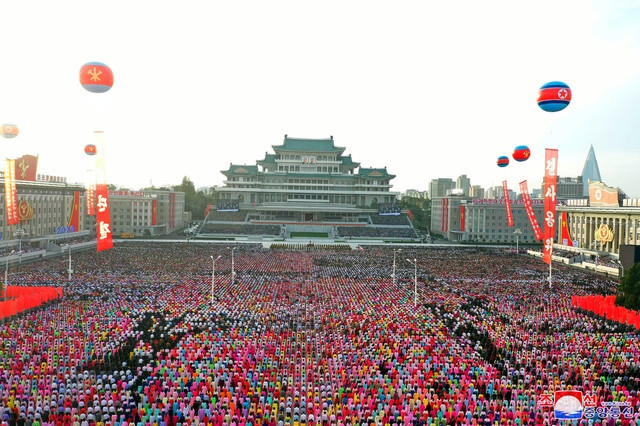 Lễ duyệt binh được tổ chức hoành tráng với sự tham gia của hàng nghìn người. Ánh đèn thắp sáng quảng trường Kim Nhật Thành.