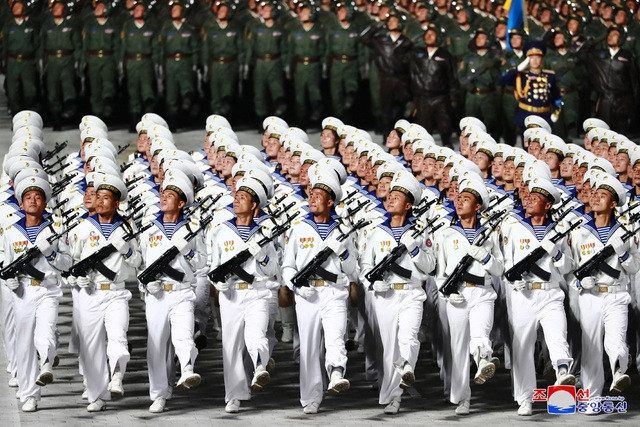 Các binh sĩ mang theo vũ khí diễu hành qua lễ đài tại quảng trường Kim Nhật Thành.