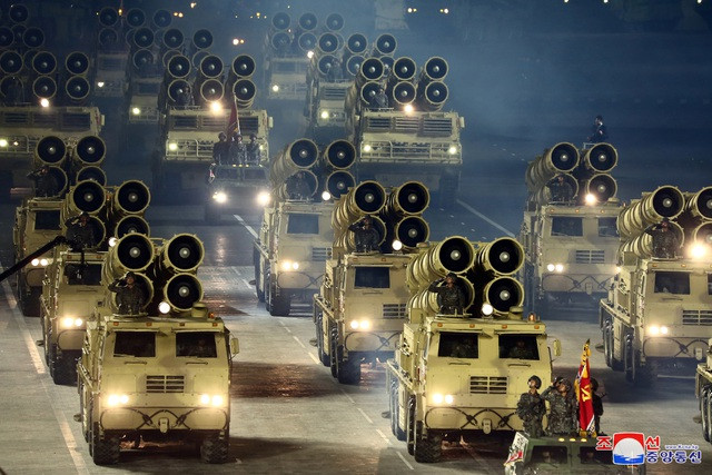 Triều Tiên đã phô diễn hàng chục loại vũ khí và phương tiện quân sự trong lễ duyệt binh, bao gồm các tên lửa đạn đạo tầm xa.