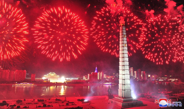 Pháo hoa rực sáng trên bầu trời Bình Nhưỡng khi hàng nghìn binh sĩ và người dân Triều Tiên reo vang.